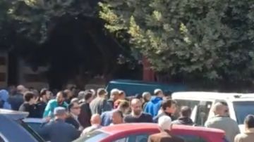 جنازة مهيبة في أسيوط لزوجة وابن رئيس محكمة الاستئناف الاقتصادية بعد وفاتهما في حادث مروع صور