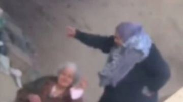 فيديو صادم.. ابنة تعتدي على والدتها المسنة والأمن يتدخل تفاصيل