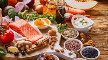 ماذا تأكلين خلال الدورة الشهرية؟.. أطعمة تخفف الألم وأخرى تزيد الأعراض ماذا تأكلين خلال الدورة الشهرية؟.. أطعمة تخفف الألم وأخرى تزيد الأعراض