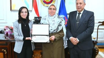 محافظ البحيرة تكرم مديرة مدرسة يوسف كمال الإعدادية بشبراخيت