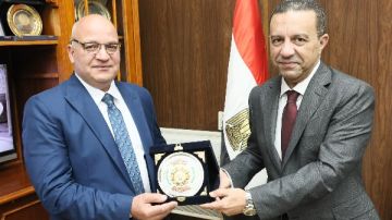 محافظ المنوفية يكرم مدير مديرية الزراعة السابق تقديرا لجهوده