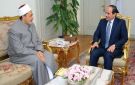 الرئيس السيسي يجري اتصالا هاتفيا بشيخ الأزهر للاطمئنان على صحته