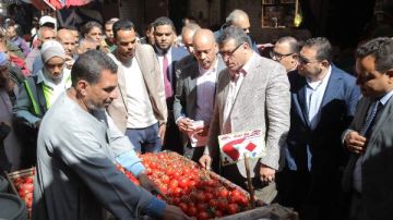 أخبار قنا.. المحافظ يجتمع بأعضاء الغرفة التجارية وكبار التجار لضبط الأسواق..وصول 42 ألف كرتونة سلع غذائية مدعمة