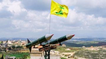 حزب الله يعلن استهداف قاعدة شمال صفد وإطلاق عشرات الصواريخ نحو إسرائيل