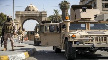 مئات العراقيين يحاولون اقتحام المنطقة الخضراء بعد اغتيال المرشد الإيراني مئات العراقيين يحاولون اقتحام المنطقة الخضراء بعد اغتيال المرشد الإيراني