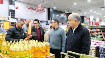 محافظ المنيا يفاجئ السلاسل التجارية بجولة مسائية لمتابعة الأسعار وتوافر السلع