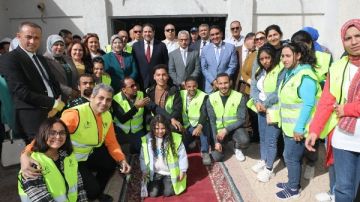 محافظ بني سويف يعيد على الأيتام والمسنين ويوزع عليهم الكعك في أول أيام العيد