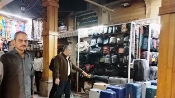 نائب محافظ أسوان يطالب أصحاب محلات السوق السياحى القديم بالإلتزام بخطوط التنظيم