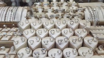 التوترات الأمريكية الإيرانية تدفع الفضة للارتفاع مكاسب 11 عالميا و1.2 محليا