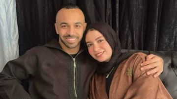 بالجلباب .. أفشة يحتفل بعيد الفطر المبارك مع زوجته وابنه