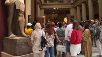 زوار أجانب من كل حدب وصوب يتوافدون إلى المتحف المصري بالتحرير في العيد .. صور زوار أجانب من كل حدب وصوب يتوافدون إلى المتحف المصري بالتحرير في العيد .. صور