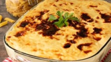 طريقة عمل مكرونة بالبشاميل سهلة وسريعة.. بطبقات لذيذة من المكرونة واللحم وصوص كريمي غني