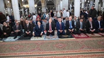 محافظ الغربية يشارك أهالي طنطا فرحة عيد الفطر بمسجد السيد البدوي.. صور