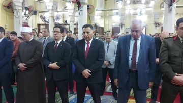 محافظ القليوبية ورئيس جامعة بنها يؤديان صلاة عيد الفطر المبارك بمسجد ناصر