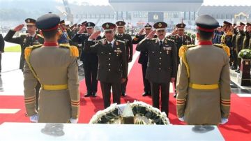 الرئيس السيسى ينيب وزير الدفاع لوضع إكليل الزهور على النصب التذكارى لشهداء القوات المسلحة الرئيس السيسى ينيب وزير الدفاع لوضع إكليل الزهور على النصب التذكارى لشهداء القوات المسلحة