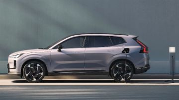 الكشف عن فولفو XC70 الهجينة الجديدة.. بقوة تصل لـ462 حصانا