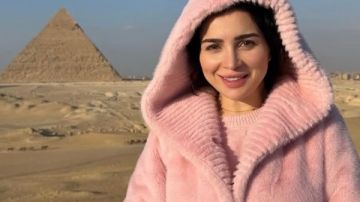 بعد دخولها العناية .. ليلى علوي تدعو لمي عز الدين بالشفاء العاجل