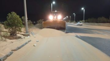 رفع الرمال بطريق مطار أسوان الدولي لضمان السيولة المرورية رفع الرمال بطريق مطار أسوان الدولي لضمان السيولة المرورية