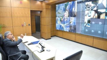 محافظ الدقهلية يتابع من مركز سيطرة الشبكة الوطنية حركة المواقف وتوزيع أسطوانات الغاز