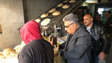 محافظ الدقهلية يتفقد مخابز بمدينة طلخا ويؤكد: صرف الحصص لكل بطاقة تموينية ومنع تجميع البطاقات محافظ الدقهلية يتفقد مخابز بمدينة طلخا ويؤكد: صرف الحصص لكل بطاقة تموينية ومنع تجميع البطاقات