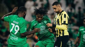الأهلي يقسو على الاتحاد بثلاثية ويواصل تصدر الدوري السعودي الأهلي يقسو على الاتحاد بثلاثية ويواصل تصدر الدوري السعودي
