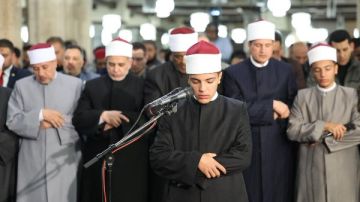 بتوجيهات شيخ الأزهر.. الطالب الحسن حسام 16 سنة يؤم آلاف المصلين بالجامع الأزهر بتوجيهات شيخ الأزهر.. الطالب الحسن حسام 16 سنة يؤم آلاف المصلين بالجامع الأزهر