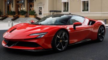 بقدرات مذهلة.. ماذا تقدم فيراري SF90 سترادل الخارقة؟