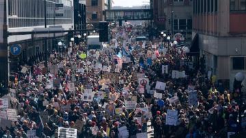 ثورة عارمة ضد ترامب بكل أمريكا .. المظاهرات ضده شارك بها 8 ملايين شخص صور