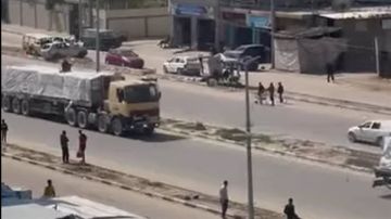 دخول المساعدات الإنسانية لقطاع غزة: تحمل أعلام مصر