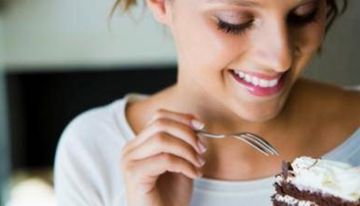 لن تصدق.. 3 طرق فعالة تقلل من شراهة تناول الحلويات في رمضان