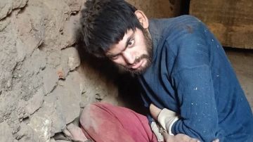 مأساة شاب من ذوي الهمم ولد لأب أبكم وربطه بجنزير ويطالب بنقله لدار رعاية