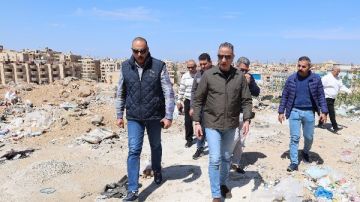 محافظ الجيزة يتفقد حدائق الأهرام ويوجه بمراجعة تراخيص البناء لعدد من الحالات والتصدي للمخالفات