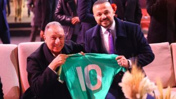 محمود الخطيب يتبرع بـ تيشرت منتخب مصر لتدشين مؤسسة الأهلي للتنمية المجتمعية.. صور