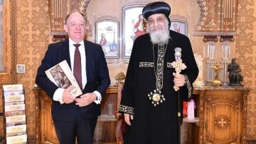 البابا تواضروس يقدم تاريخ الكنيسة القبطية للسفير الأرجنتيني بالقاهرة