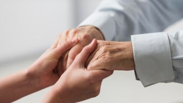 العزل والتسول الأبرز.. 9 حالات تحذر من تعرض كبار السن للخطر وفقا للقانون