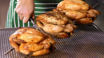 فراخ مشوية بصوص التمر الهندي المدخن.. طعم جديد لسفرة رمضان