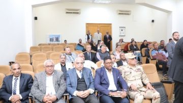 محافظ البحر الأحمر يستمع لشكاوى المواطنين .. ويؤكد: هدفنا تذليل العقبات محافظ البحر الأحمر يستمع لشكاوى المواطنين .. ويؤكد: هدفنا تذليل العقبات