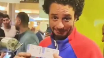 أحمد الفيشاوي يقطع التذاكر للجمهور بدور العرض لفيلمه سفاح التجمع 