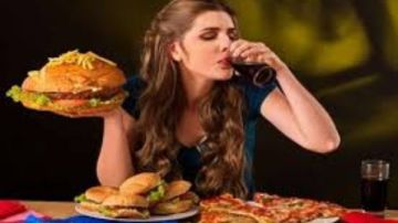 احذريه في مطبخك.. الإفراط في هذا الطعام يسبب خلل الدهون ويدمر الكبد بصمت احذريه في مطبخك.. الإفراط في هذا الطعام يسبب خلل الدهون ويدمر الكبد بصمت