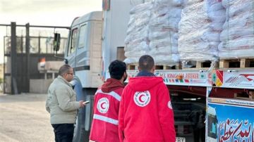 الهلال الأحمر يعزز مد غزة بمزيد من المستلزمات الإغاثية والشتوية عبر زاد العزة 156