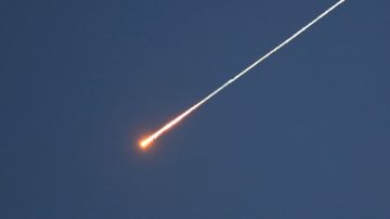 تقارير عبرية : الحوثيون يدخلون خط المواجهة.. صاروخ باليستي نحو إسرائيل يثير مخاوف من تصعيد أوسع