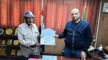 رئيس مدينة أشمون يكرم عاملا بقسم الحدائق ويمنحه مكافأة مالية تقديرا لمجهوداته المخلصة