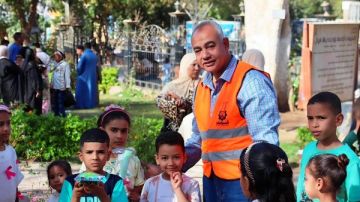 فى عيد الفطر.. توزيع هدايا وبالونات على الأطفال بحدائق أسوان..صور