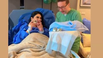 من المستشفى.. أول ظهور لـ سالي عبد السلام برفقة مولودها من المستشفى.. أول ظهور لـ سالي عبد السلام برفقة مولودها