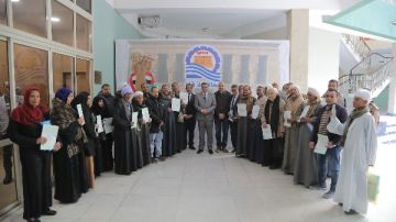 أخبار قنا.. تسليم 38 عقدا لتقنين أراضي أملاك الدولة لواضعي اليد .. المحافظ يستعرض235 طلبا للمواطنين