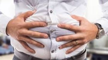 احذر.. عادة شائعة بعد الأكل قد تدمر عملية الهضم وتسبب الانتفاخ