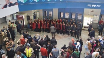 بترانيم وطنية.. كورال كونسرفتوار يفاجئ ركاب محطة عدلي منصور في يوم الشهيد صور