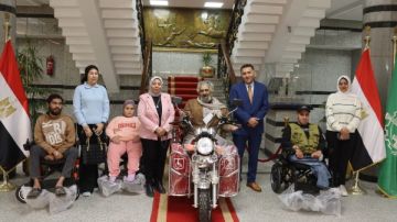 تسليم كراسي متحركة ودراجة بخارية لذوي الهمم بالقليوبية
