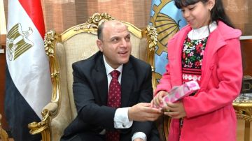 شاهد.. محافظ الغربية يوزع هدايا الرئيس على الأطفال.. صور شاهد.. محافظ الغربية يوزع هدايا الرئيس على الأطفال.. صور