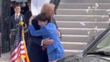 عناق يكسر البروتوكول في البيت الأبيض.. رئيسة وزراء اليابان تفاجئ ترامب أمام العالم